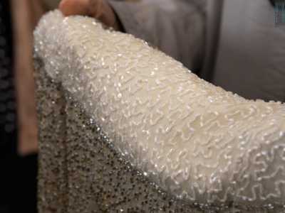 �Prima su questa strada c�erano degli atelier di abiti da sposa � spiega �: questo vestito mi � stato donato proprio dalla sarta che un tempo lavorava in una di quelle boutique. Dovrebbe essere degli anni 70�